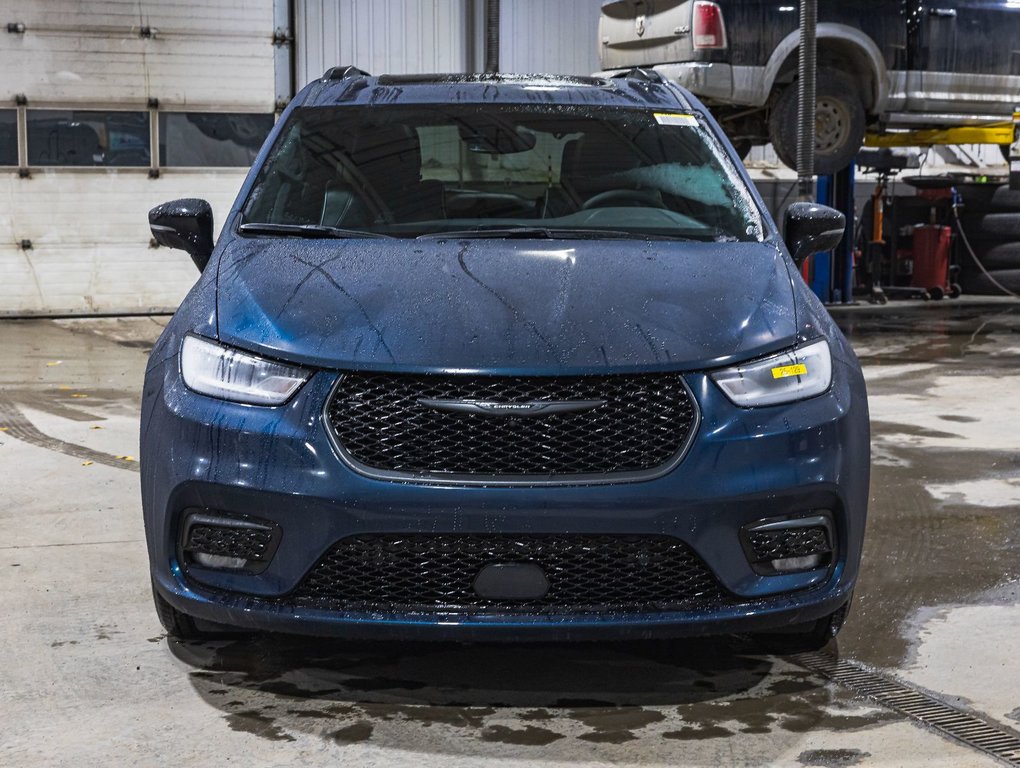 2025 Chrysler Pacifica Hybrid in St-Jérôme, Quebec - 2 - w1024h768px