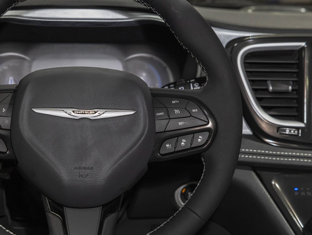 2025 Chrysler Pacifica Hybrid in St-Jérôme, Quebec - 18 - w1024h768px