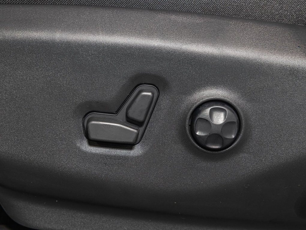 2025 Chrysler Pacifica Hybrid in St-Jérôme, Quebec - 24 - w1024h768px