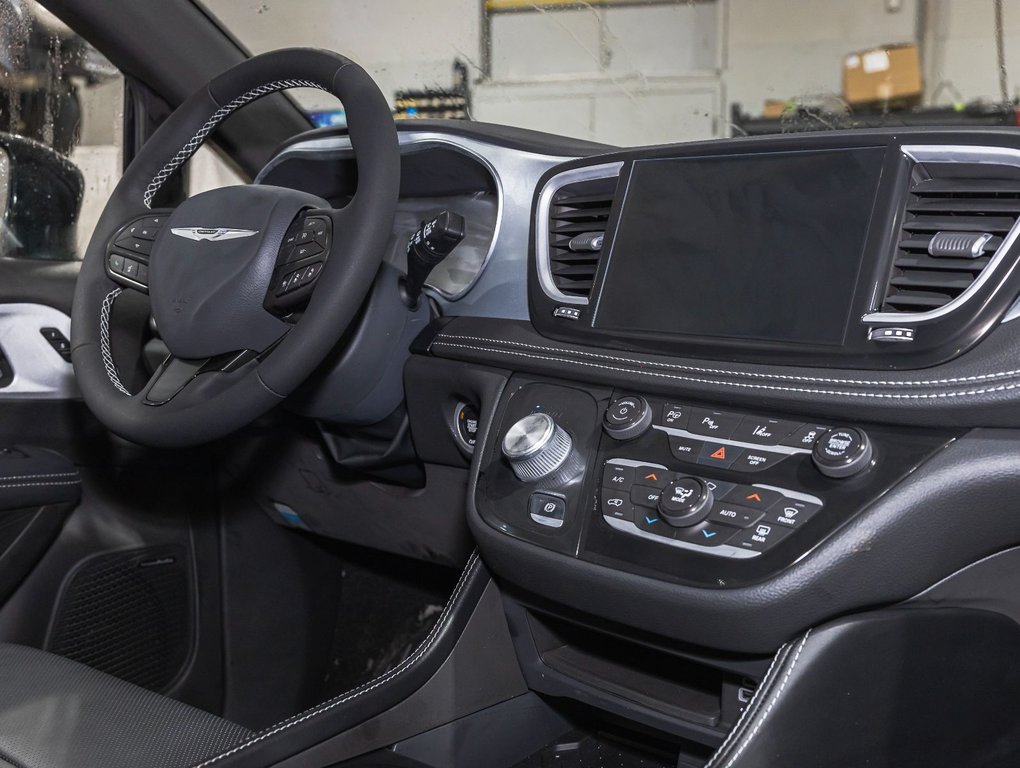 2025 Chrysler Pacifica Hybrid in St-Jérôme, Quebec - 29 - w1024h768px