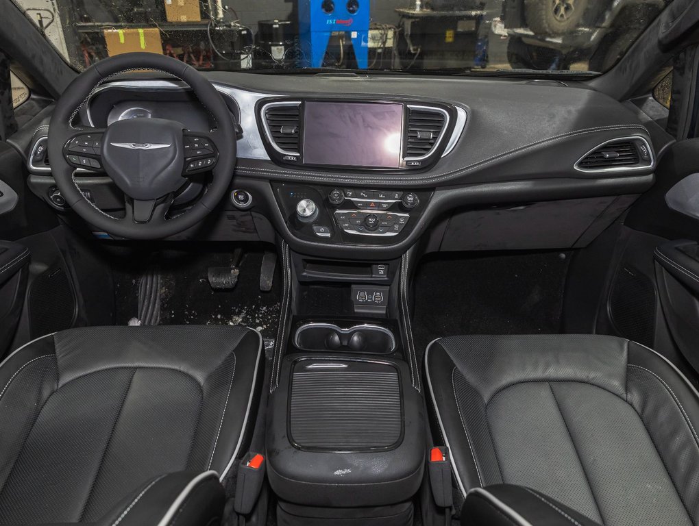 2025 Chrysler Pacifica Hybrid in St-Jérôme, Quebec - 4 - w1024h768px