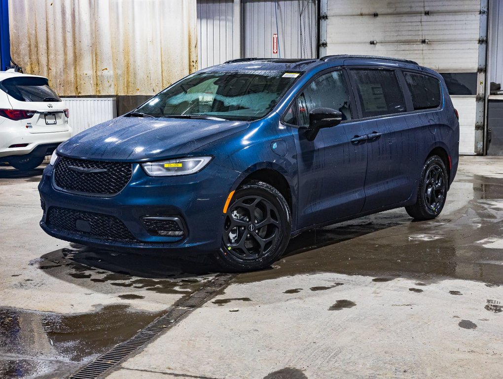 2025 Chrysler Pacifica Hybrid in St-Jérôme, Quebec - 1 - w1024h768px