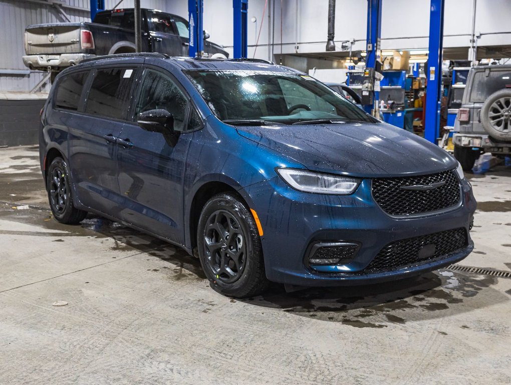 2025 Chrysler Pacifica Hybrid in St-Jérôme, Quebec - 10 - w1024h768px
