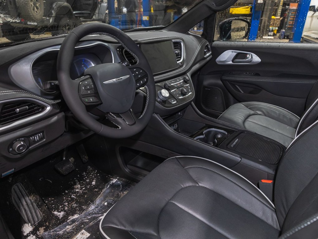 2025 Chrysler Pacifica Hybrid in St-Jérôme, Quebec - 15 - w1024h768px