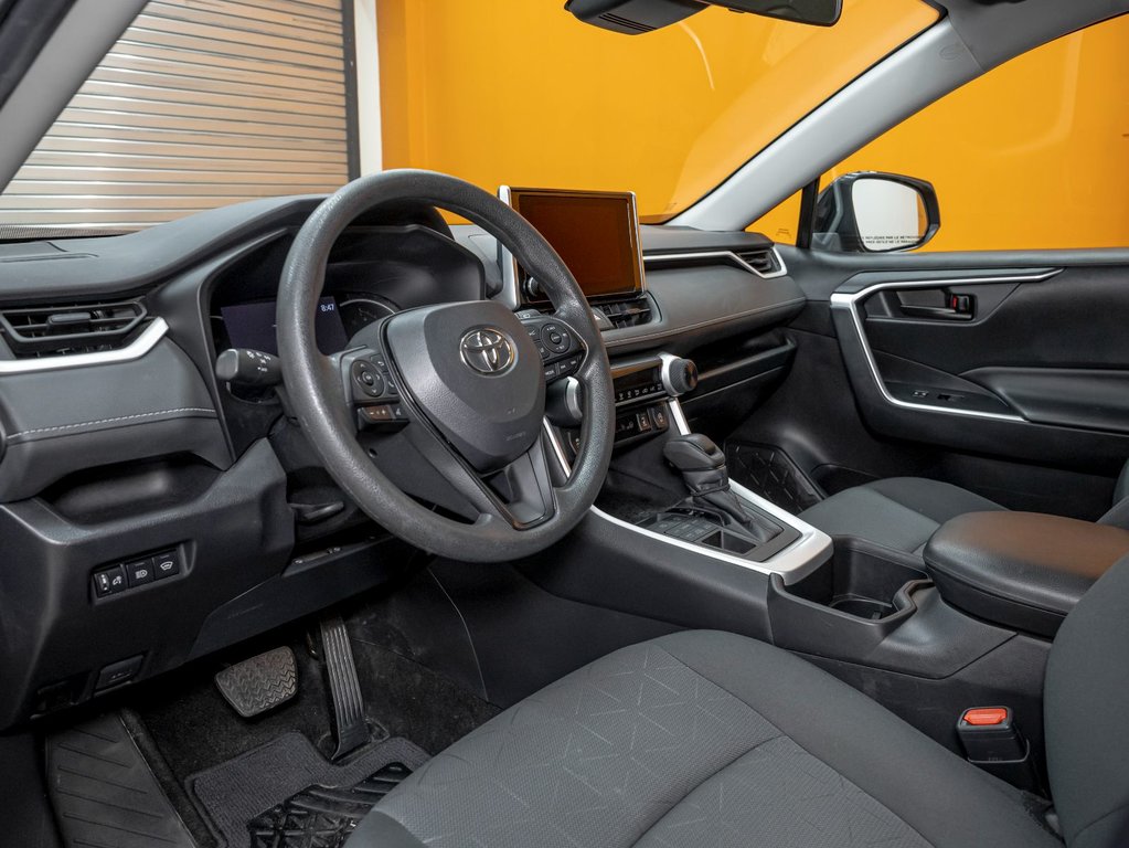 Toyota RAV4  2023 à St-Jérôme, Québec - 2 - w1024h768px