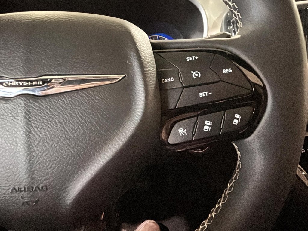 2024 Chrysler Pacifica S APPEARANCE TOURING L CUIR TOIT CAM GPS in Montréal, Quebec - 27 - w1024h768px