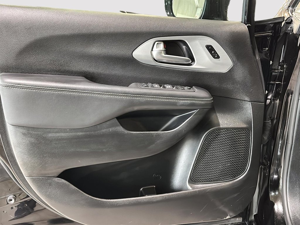 2024 Chrysler Pacifica S APPEARANCE TOURING L CUIR TOIT CAM GPS in Montréal, Quebec - 14 - w1024h768px
