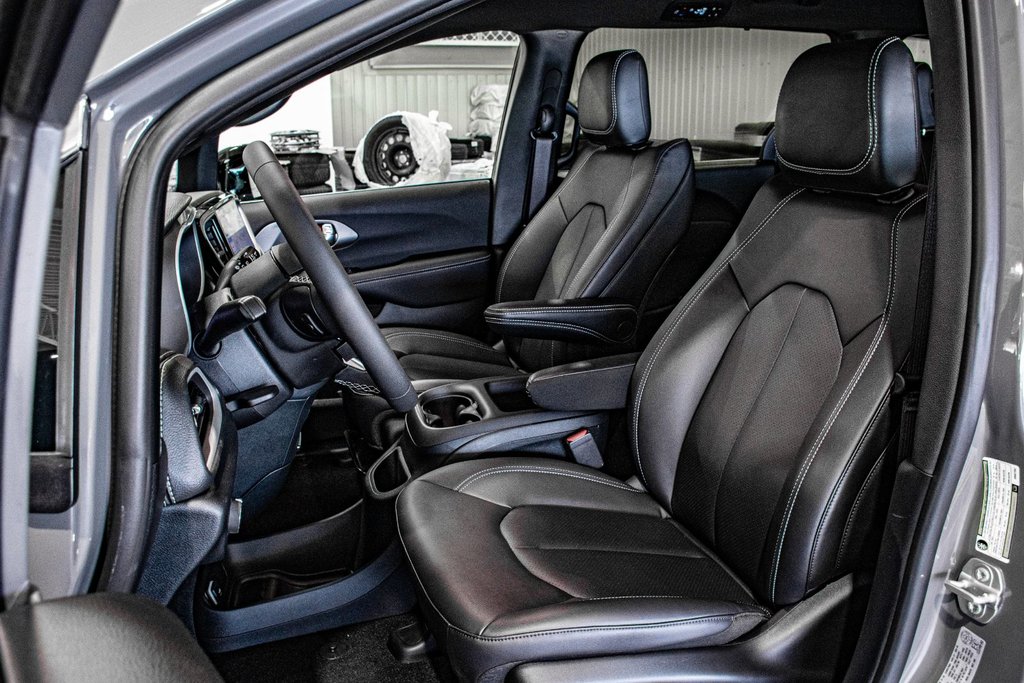 Chrysler Pacifica Select 2025 à Montréal, Québec - 2 - w1024h768px