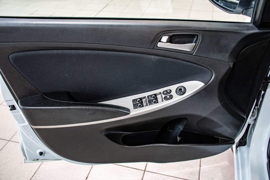 2016 Hyundai Accent GLS TOIT GRP ELECTRIQUE BLUETOOTH CRUISE CONTROL in Montréal, Quebec - 20 - w1024h768px
