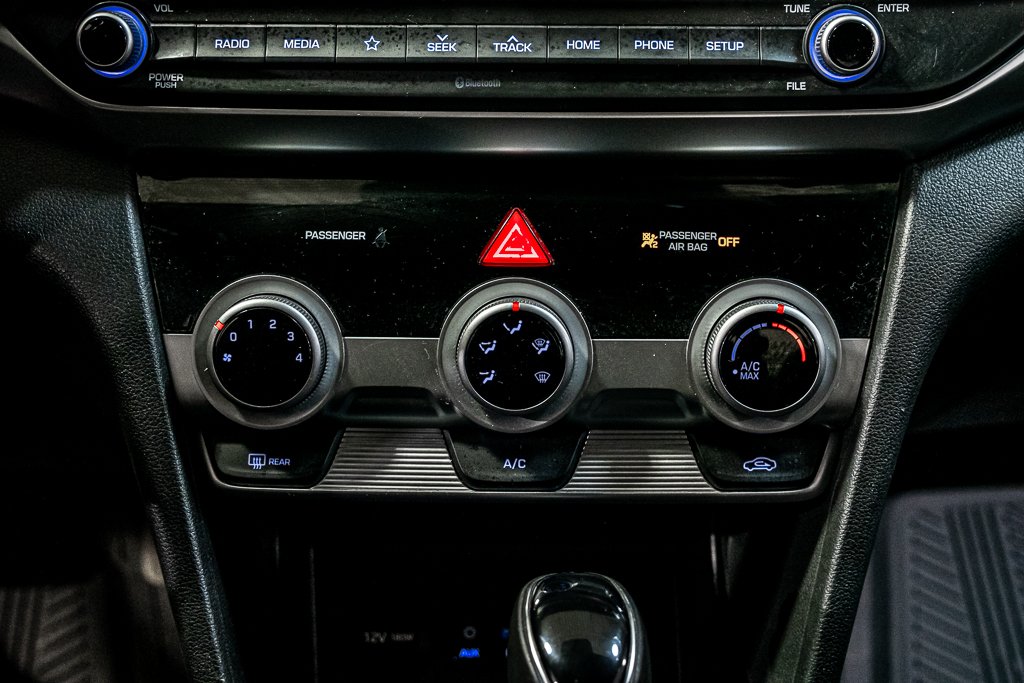 2020 Hyundai Elantra PREFERRED SIÈGES CHAUFFANTS CAMERA APPLE CARPLAY in Montréal, Quebec - 27 - w1024h768px
