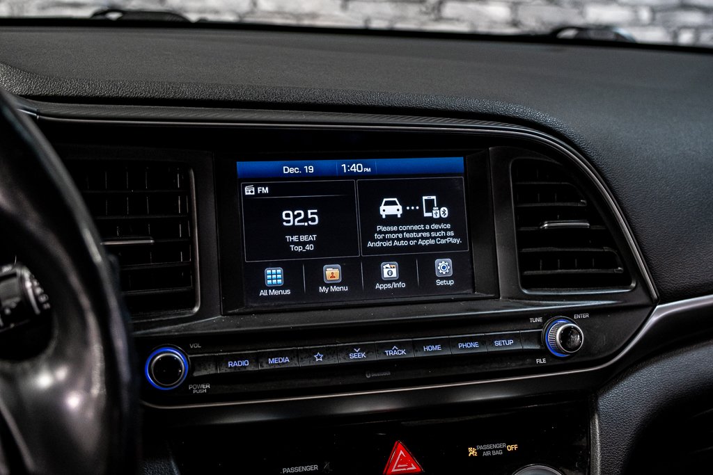 2020 Hyundai Elantra PREFERRED SIÈGES CHAUFFANTS CAMERA APPLE CARPLAY in Montréal, Quebec - 25 - w1024h768px