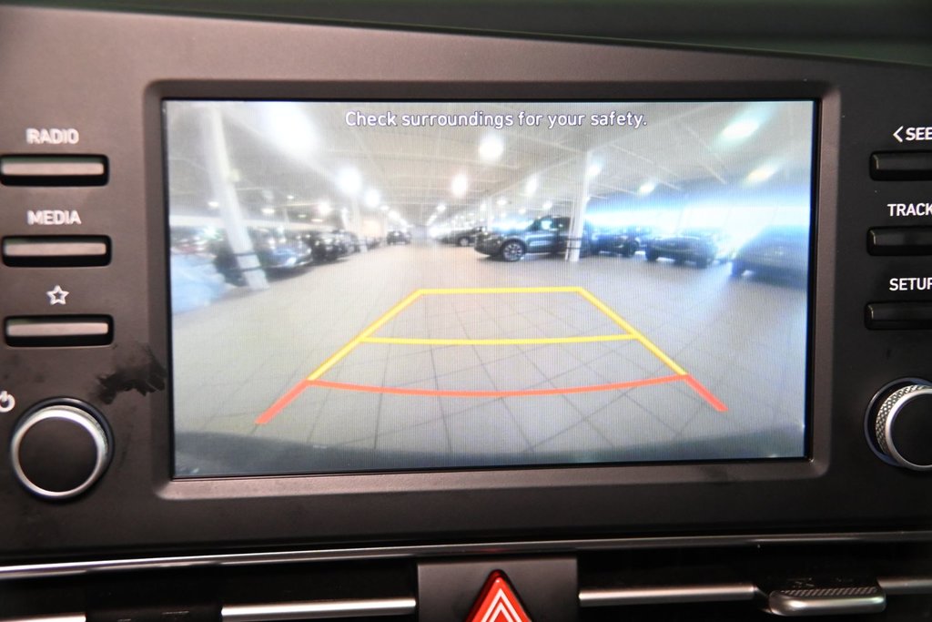 2022 Hyundai Elantra PREFERRED SUN &TECH TOIT CAMERA CARPLAY MAGS in Montréal, Quebec - 27 - w1024h768px