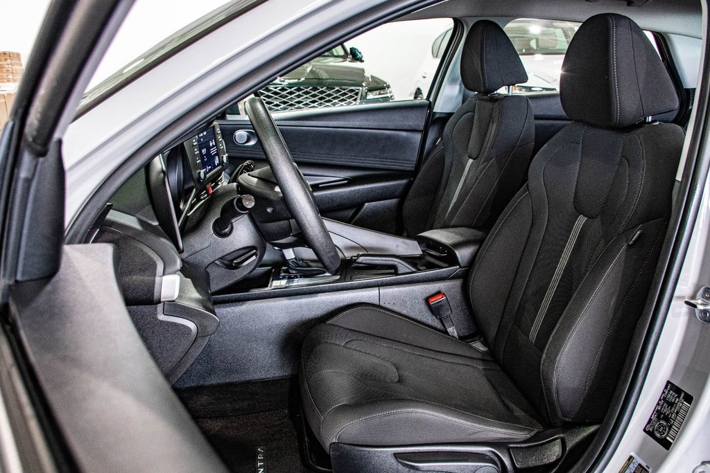 2022 Hyundai Elantra ESSENTIEL CAMERA CARPLAY SIEGES CHAUFFANT MAGS in Montréal, Quebec - 19 - w1024h768px