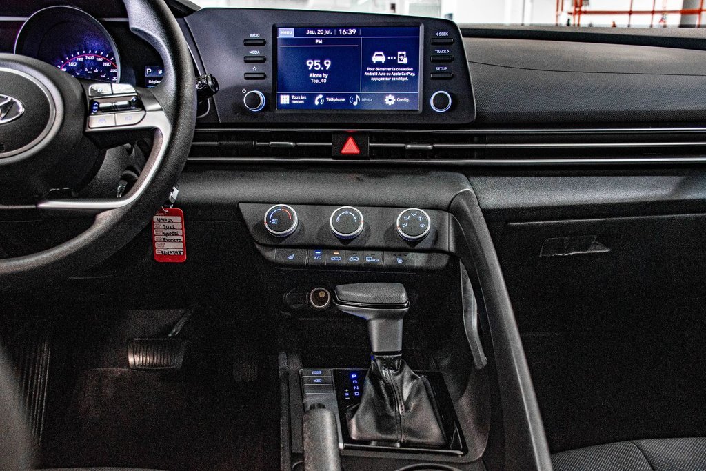 2022 Hyundai Elantra ESSENTIEL CAMERA CARPLAY SIEGES CHAUFFANT MAGS in Montréal, Quebec - 23 - w1024h768px
