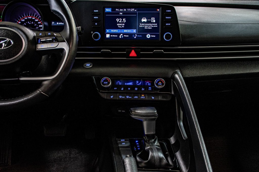Hyundai Elantra PREFERRED TECH TOIT CAMERA CARPLAY BLUELINK 2022 à Montréal, Québec - 17 - w1024h768px