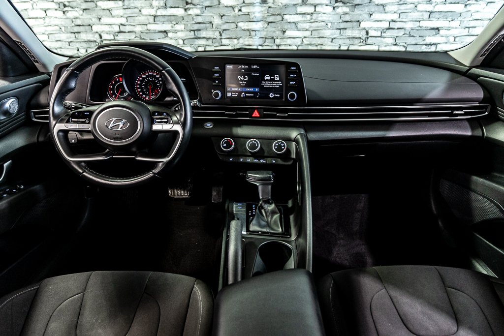Hyundai Elantra PREFERRED CARPLAY SIEGES&VOLANT CHAUFFANTS CAMERA 2023 à Montréal, Québec - 4 - w1024h768px