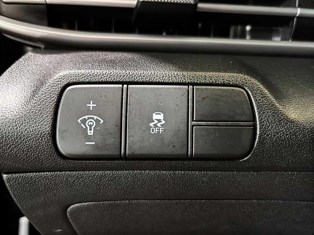 2024 Hyundai Elantra PREFERRED VOLANT CHAUFFANT CARPLAY CAMERA in Montréal, Quebec - 27 - w1024h768px