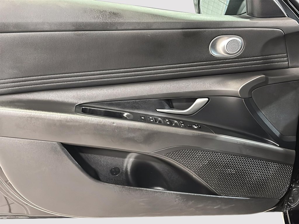 2024 Hyundai Elantra PREFERRED VOLANT CHAUFFANT CARPLAY CAMERA in Montréal, Quebec - 13 - w1024h768px