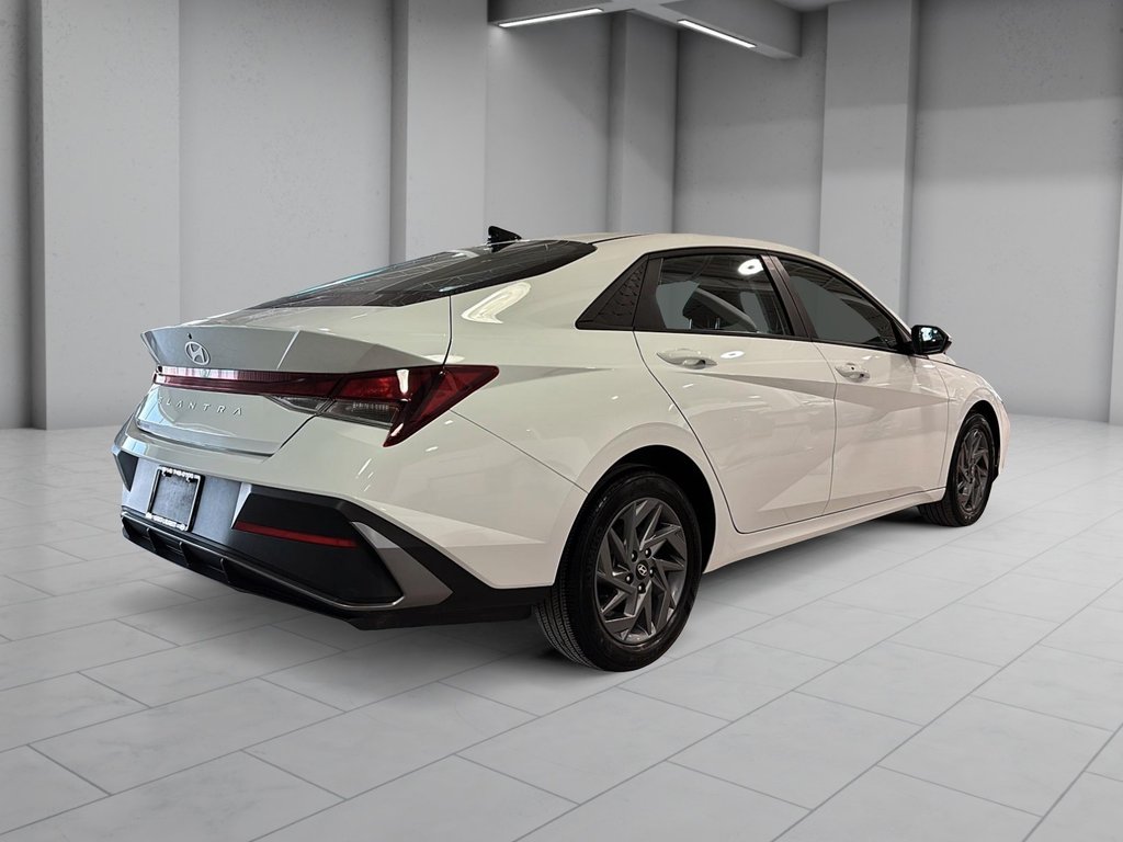 2024 Hyundai Elantra PREFERRED VOLANT CHAUFFANT CARPLAY CAMERA in Montréal, Quebec - 30 - w1024h768px