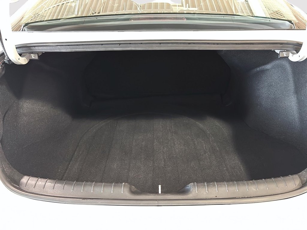 2024 Hyundai Elantra PREFERRED VOLANT CHAUFFANT CARPLAY CAMERA in Montréal, Quebec - 8 - w1024h768px