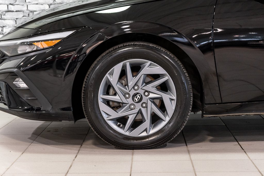 Hyundai Elantra PREFERRED CARPLAY CAMERA KEYLESS  VOLANT CHAUFFANT 2025 à Montréal, Québec - 3 - w1024h768px