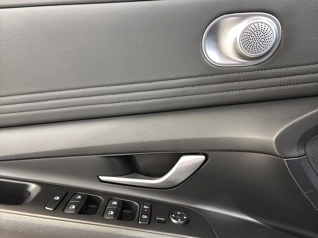 2025 Hyundai Elantra PREFERRED TECH PACKAGE TOIT CARPLAY CAMERA KEYLESS in Montréal, Quebec - 29 - w1024h768px