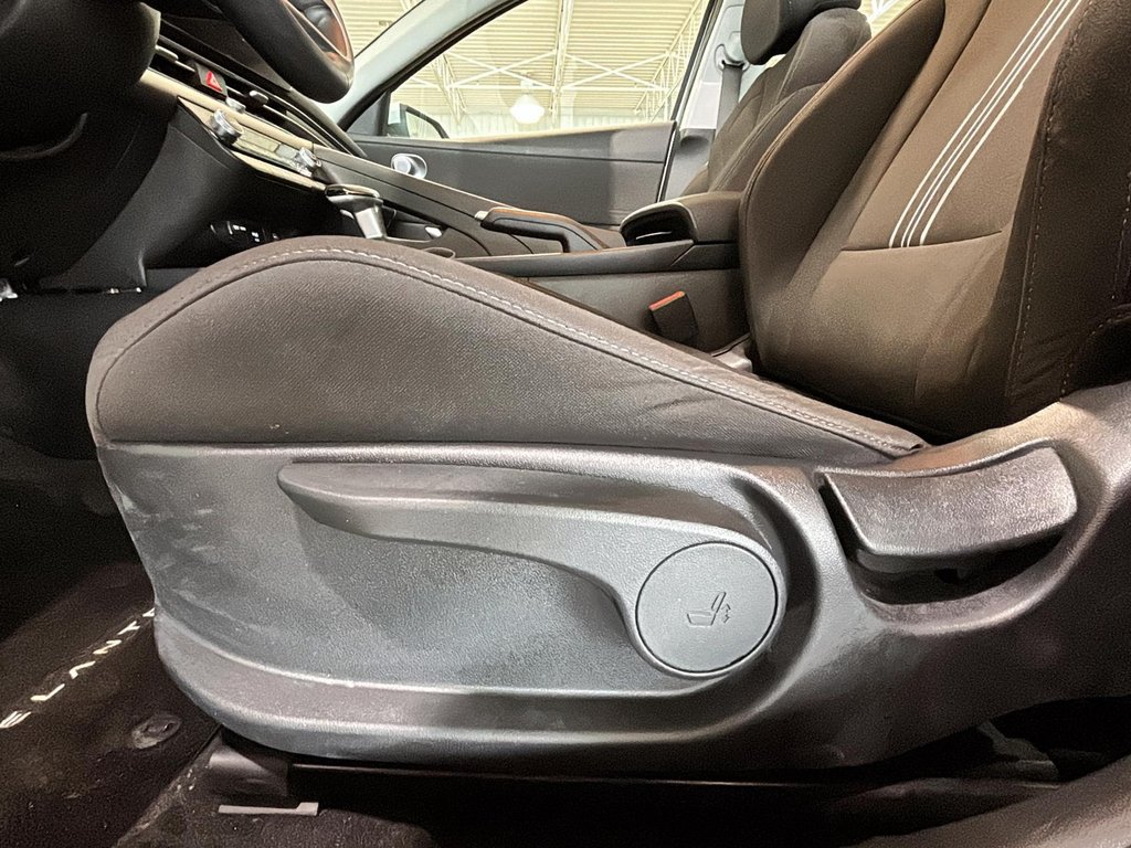 2025 Hyundai Elantra PREFERRED TECH PACKAGE TOIT CARPLAY CAMERA KEYLESS in Montréal, Quebec - 15 - w1024h768px