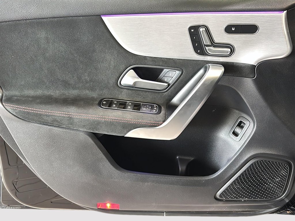 Mercedes-Benz A-Class A 220 4MATIC AMG Night Package, TOIT CUIR 2022 à Montréal, Québec - 11 - w1024h768px