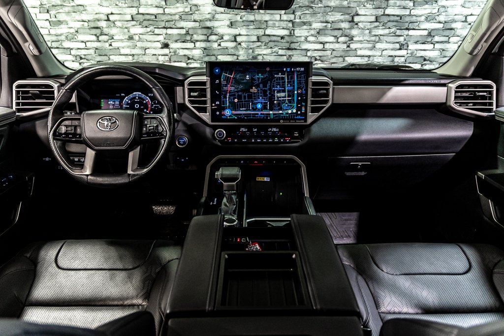 2024 Toyota Tundra Limited Hybrid 4x4 Toit Sieges Chauffants Camera in Montréal, Quebec - 4 - w1024h768px