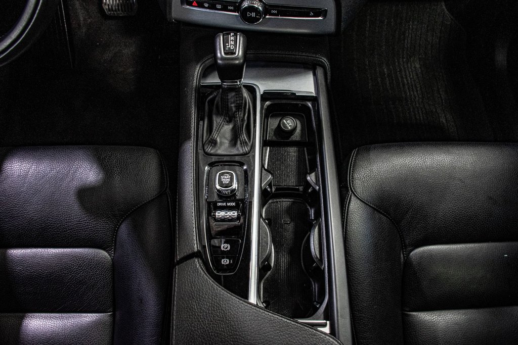 2019 Volvo XC90 MOMENTUM 7 PASSAGERS CUIR TOIT PANO CAM NAV in Montréal, Quebec - 28 - w1024h768px