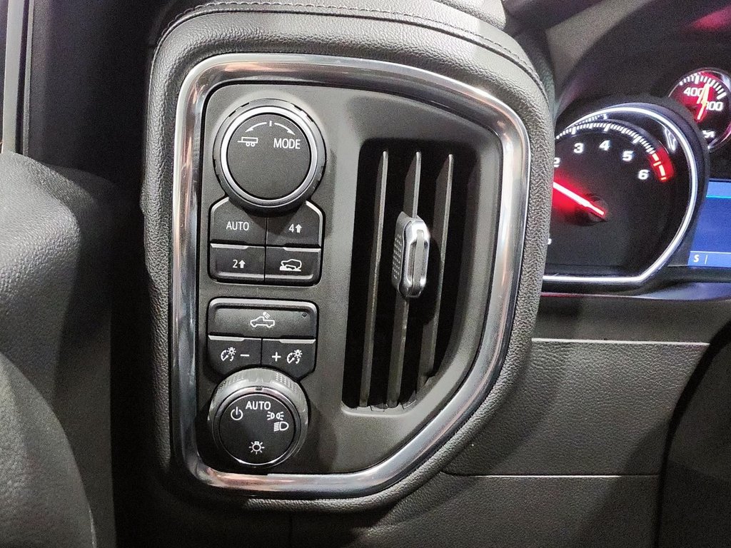2020 Chevrolet Silverado 1500 LT in Jonquière, Quebec - 16 - w1024h768px