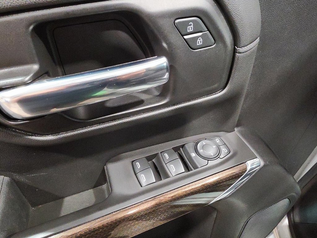 2020 Chevrolet Silverado 1500 LT in Jonquière, Quebec - 11 - w1024h768px
