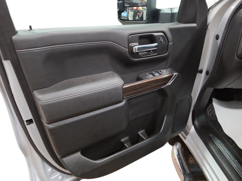 2020 Chevrolet Silverado 1500 LT in Jonquière, Quebec - 10 - w1024h768px