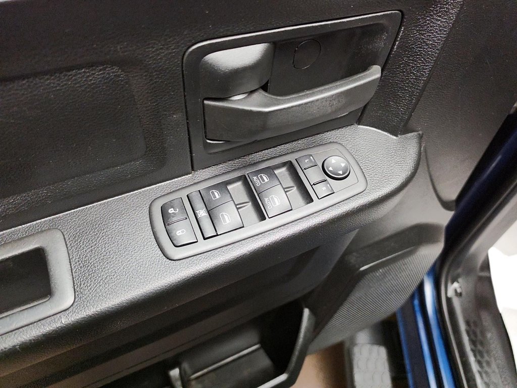 Ram 1500 Classic  2023 à Jonquière, Québec - 12 - w1024h768px