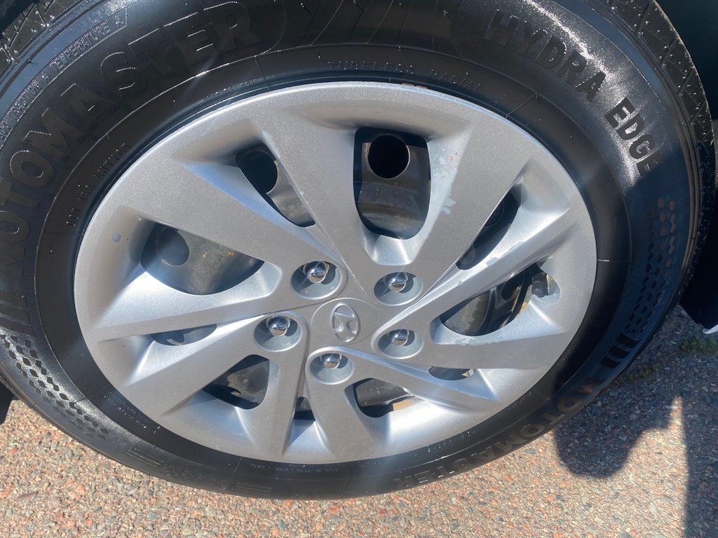 2020 Hyundai ELANTRA Essential | Cam | USB | HtdSeats | Bluetooth in Amherst, Nova Scotia - 13 - w1024h768px