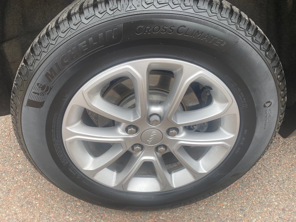 2021 Jeep GRAND CHEROKEE LAREDO in Amherst, Nova Scotia - 11 - w1024h768px