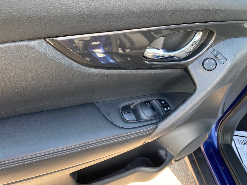 2017 Nissan ROGUE SV | SunRoof | Cam | USB | Bluetooth | Keyless in Amherst, Nova Scotia - 18 - w1024h768px