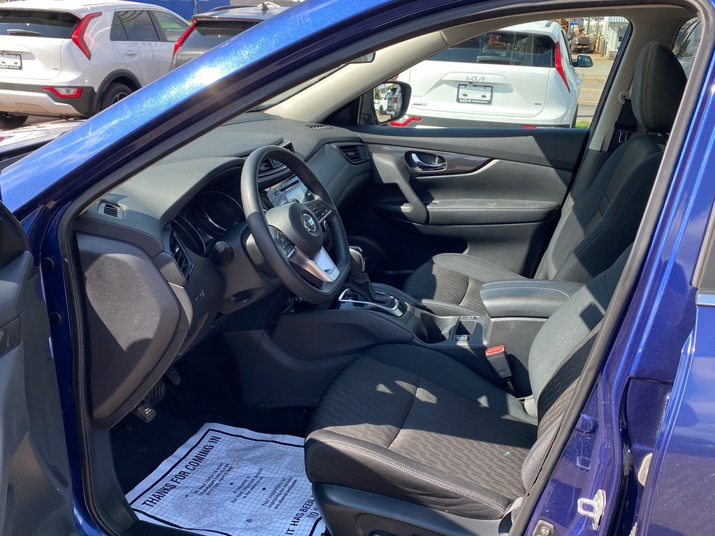 2017 Nissan ROGUE SV | SunRoof | Cam | USB | Bluetooth | Keyless in Amherst, Nova Scotia - 16 - w1024h768px