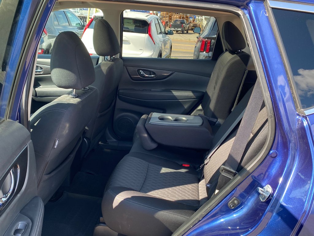 2017 Nissan ROGUE SV | SunRoof | Cam | USB | Bluetooth | Keyless in Amherst, Nova Scotia - 39 - w1024h768px