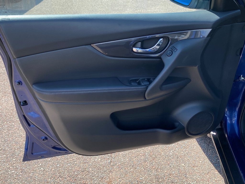 2017 Nissan ROGUE SV | SunRoof | Cam | USB | Bluetooth | Keyless in Amherst, Nova Scotia - 17 - w1024h768px