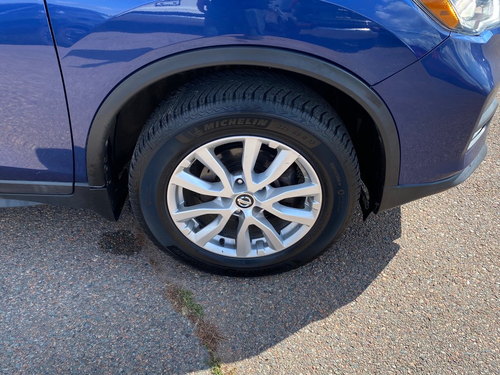 2017 Nissan ROGUE SV | SunRoof | Cam | USB | Bluetooth | Keyless in Amherst, Nova Scotia - 9 - w1024h768px