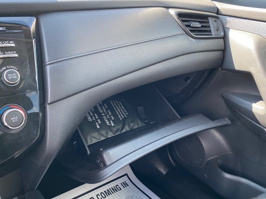 2017 Nissan ROGUE SV | SunRoof | Cam | USB | Bluetooth | Keyless in Amherst, Nova Scotia - 33 - w1024h768px
