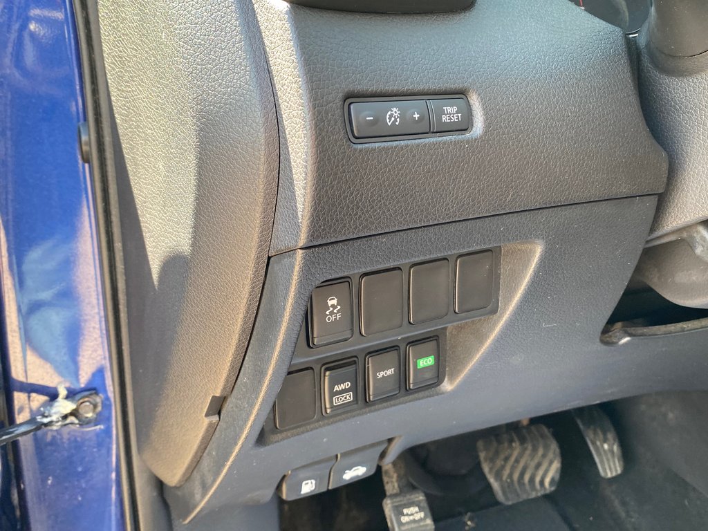 2017 Nissan ROGUE SV | SunRoof | Cam | USB | Bluetooth | Keyless in Amherst, Nova Scotia - 19 - w1024h768px