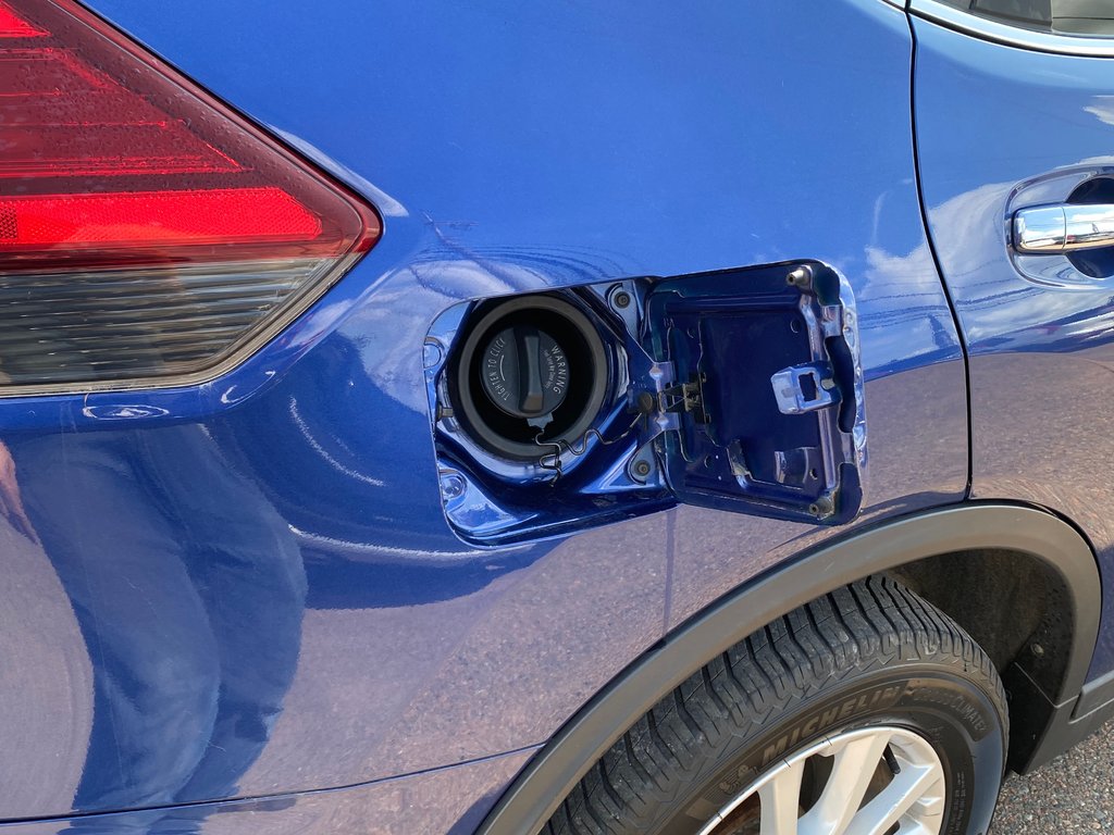 2017 Nissan ROGUE SV | SunRoof | Cam | USB | Bluetooth | Keyless in Amherst, Nova Scotia - 46 - w1024h768px