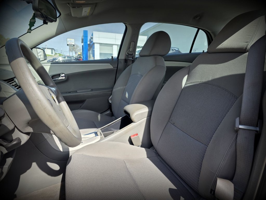 2012 Chevrolet Malibu in Gaspé, Quebec - 14 - w1024h768px