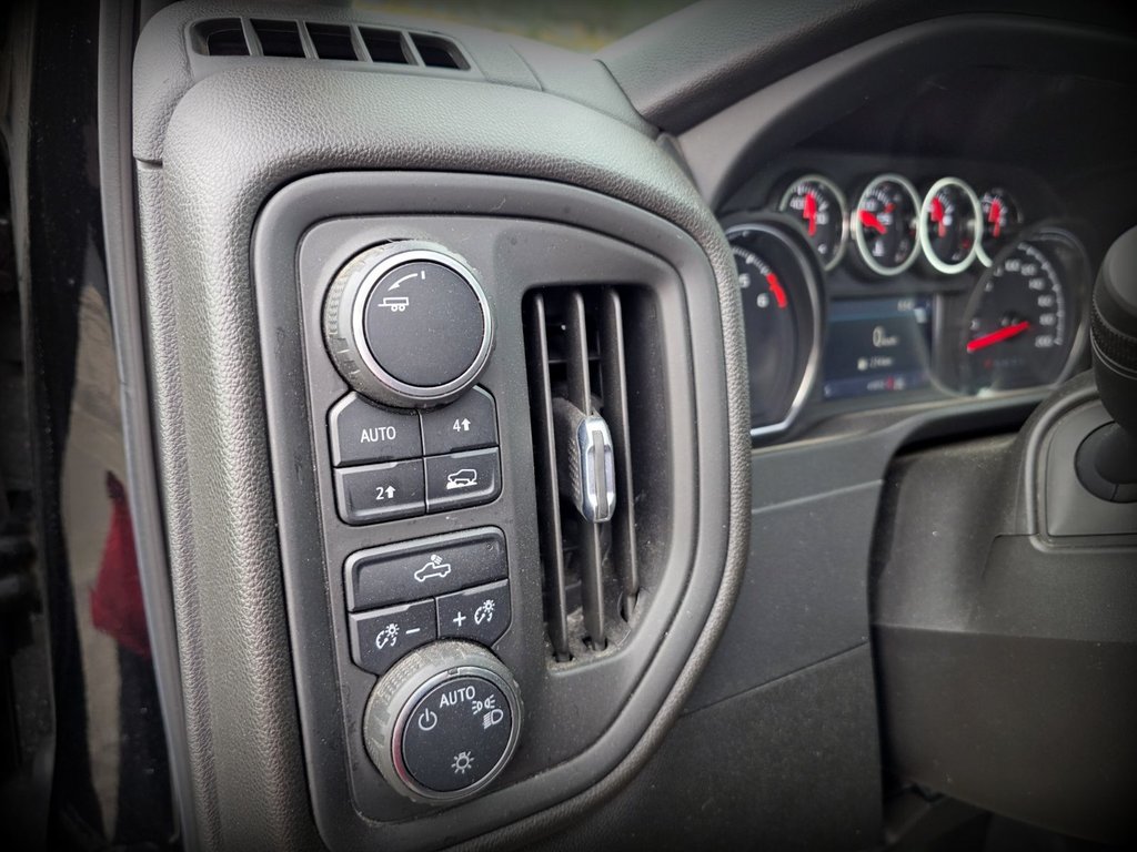 Chevrolet Silverado 1500  2021 à Gaspé, Québec - 11 - w1024h768px