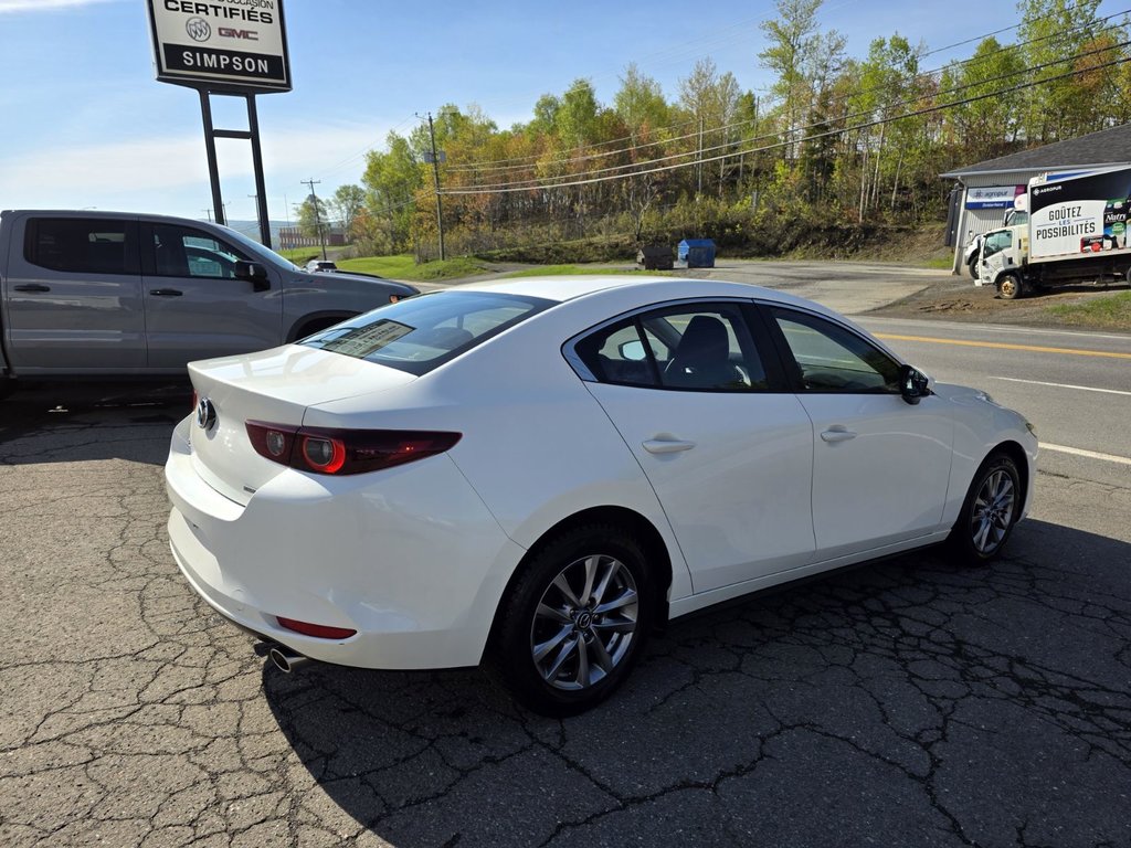 Mazda 3  2022 à Gaspé, Québec - 7 - w1024h768px