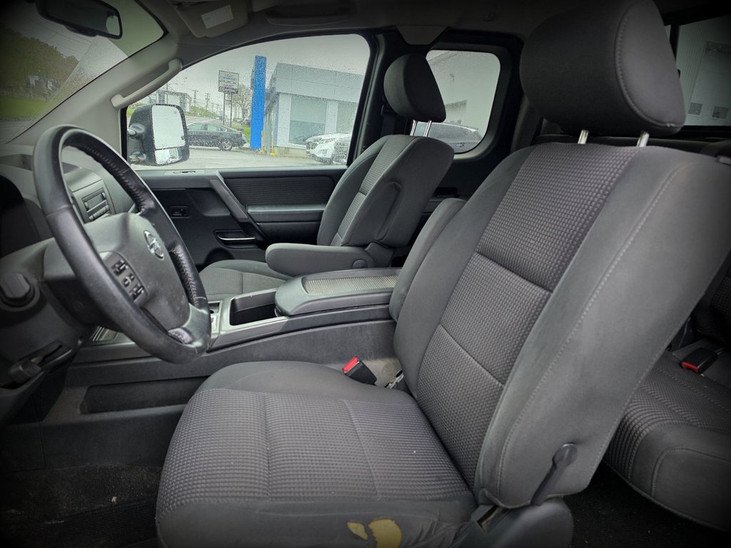 2010 Nissan Titan in Gaspé, Quebec - 12 - w1024h768px