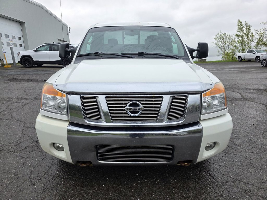2010 Nissan Titan in Gaspé, Quebec - 3 - w1024h768px