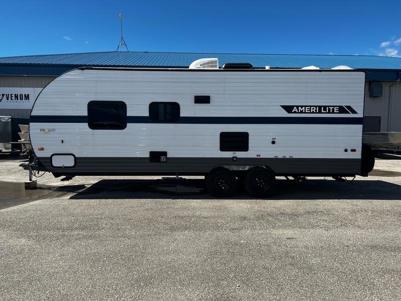 2025 FRONT QUEEN - DOUBLE REAR BUNKS - GALLET KITCHEN 2025 Gulf Stream in Winnipeg, Manitoba - 4 - w1024h768px
